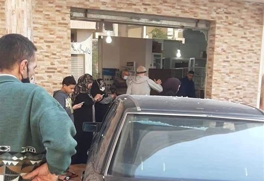 سائق يفقد السيطرة ويجتاح صيدلية!