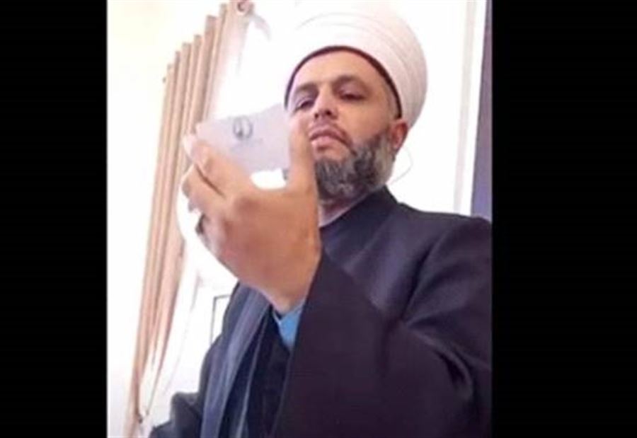 شيخٌ يمزقُ بطاقته 