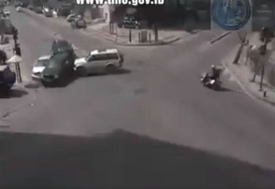 بالفيديو: حادثٌ في الجديدة.. والسبب "الإشارة"!