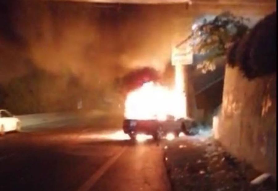 بالصورة: اصطدم بحافة الطريق واشتعلت سيارته في العقيبة  بالصورة: اصطدم بحافة الطريق واشتعلت سيارته في العقيبة
