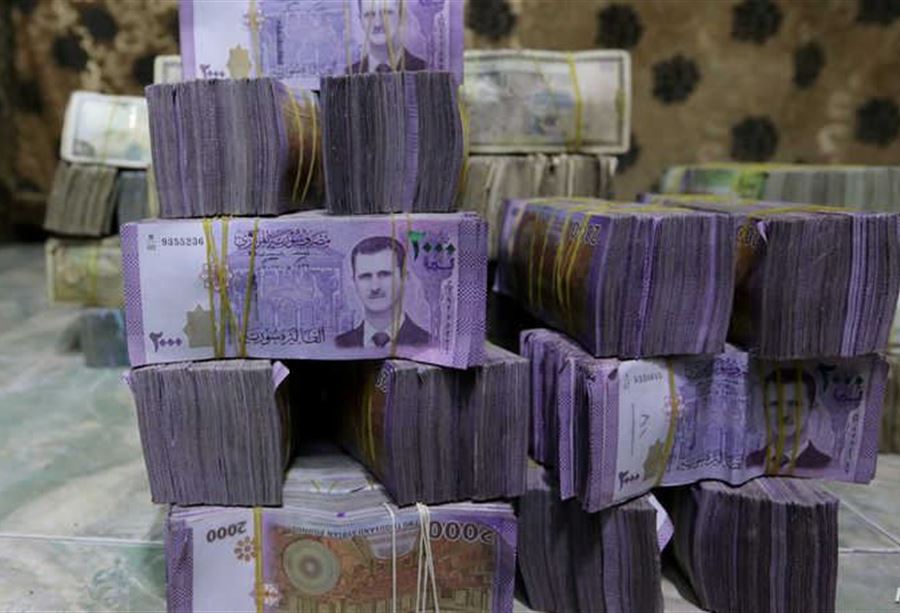عملة منهارة و"غليان شعبي" في سوريا... ما الذي سيقدمه الأسد؟
