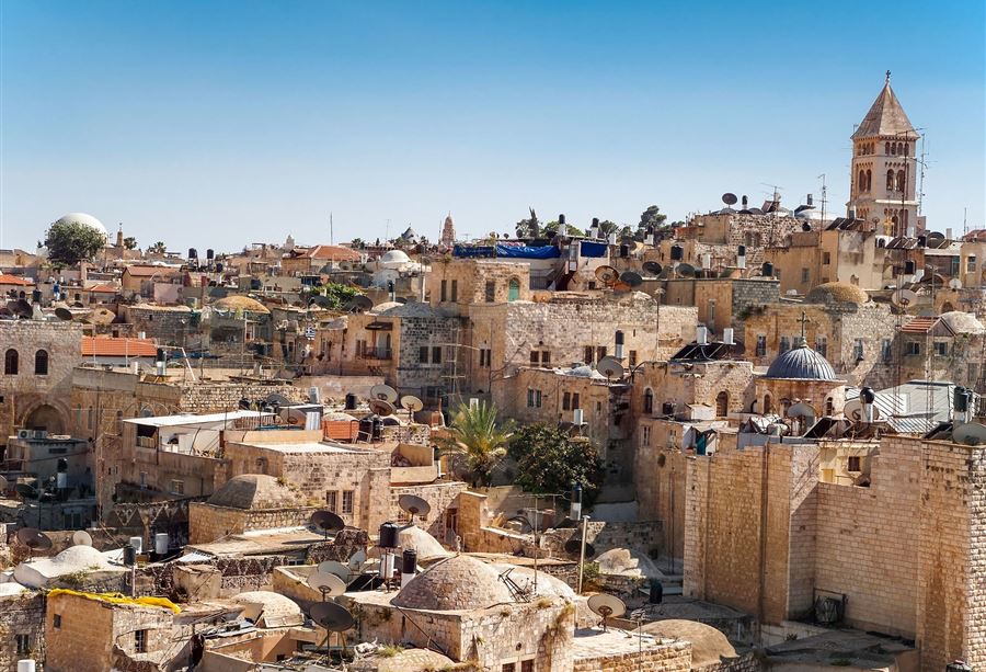 مستوطن إسرائيلي يبصق على راهب وآخر يشتم السيد المسيح! (فيديو)
