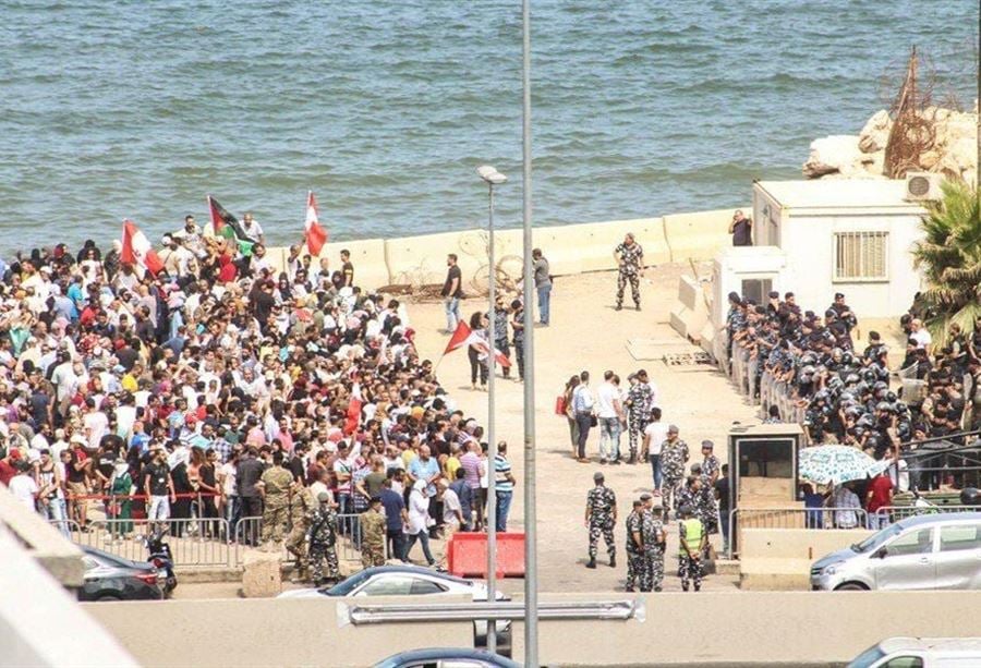 بالفيديو والصور: لاجئون فلسطينيون يعتصمون أمام السفارة الكندية