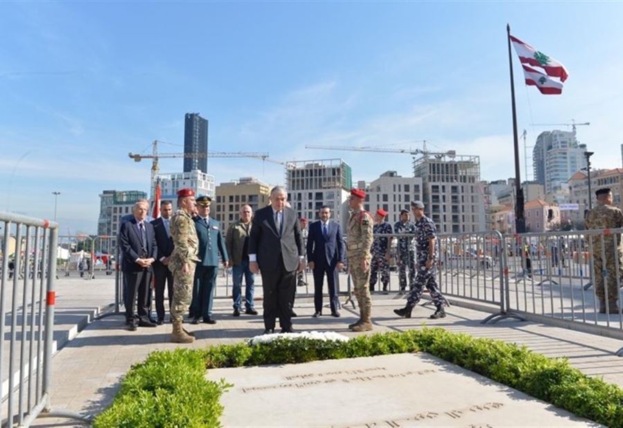 بالصور: أكاليل من الورد على أضرحة رجالات الإستقلال 