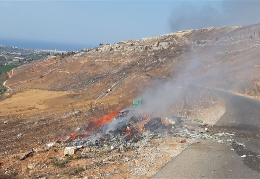 بالصورة: مجهول أفرغ شاحنة نفايات وأضرم النيران فيها