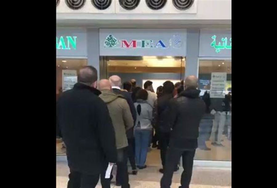 بالفيديو: ازدحام في مكتب حجوزات "الميدل إيست"