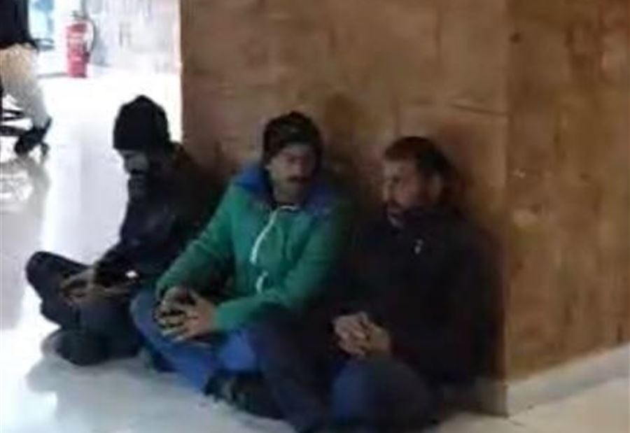 محتجون يفترشون أرض مصرفٍ طرابلسي 