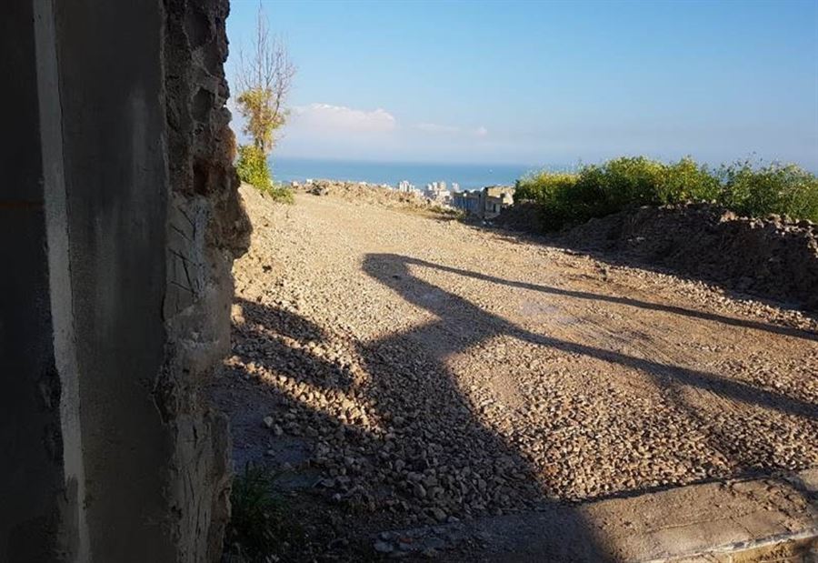 بالصورة: فتح طريق بعد انهيار حائط في حارة صيدا