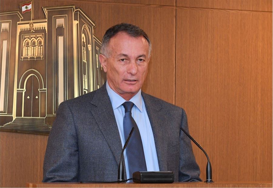 روكز يُطالب بإسقاط "هذا النظام" روكز يُطالب بإسقاط "هذا النظام"