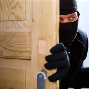 مجهول اقدم على سرقة احد المنازل في مستيتا جبيل