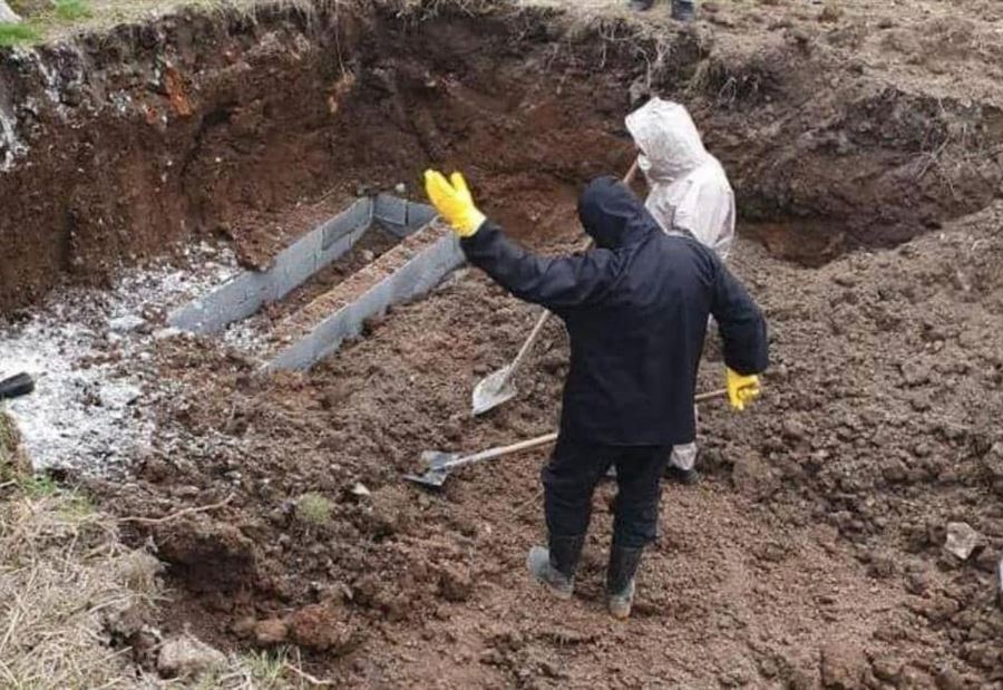 مقابر جماعية.. غموض "كورونا" يشعل الأوضاع في إيران