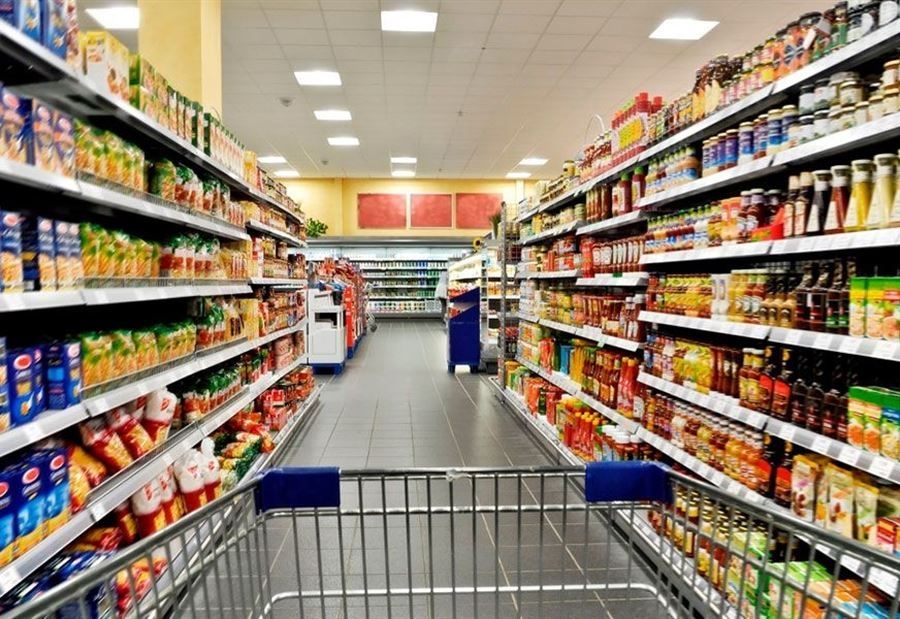 كيف يؤثر الدولار الجمركي على أسعار المواد الغذائية؟