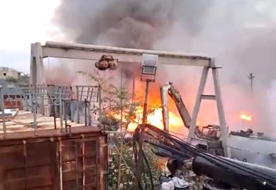 في نهر الموت... "الدفاع المدني" يسيطر على حريق بمعمل فرز النفايات  في نهر الموت... "الدفاع المدني" يسيطر على حريق بمعمل فرز النفايات