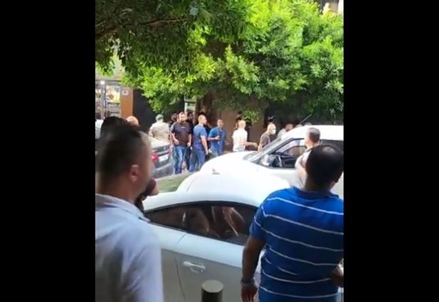 بالفيديو: لحظة مغادرة محتجز الرهائن في "فيدرل بنك"! 