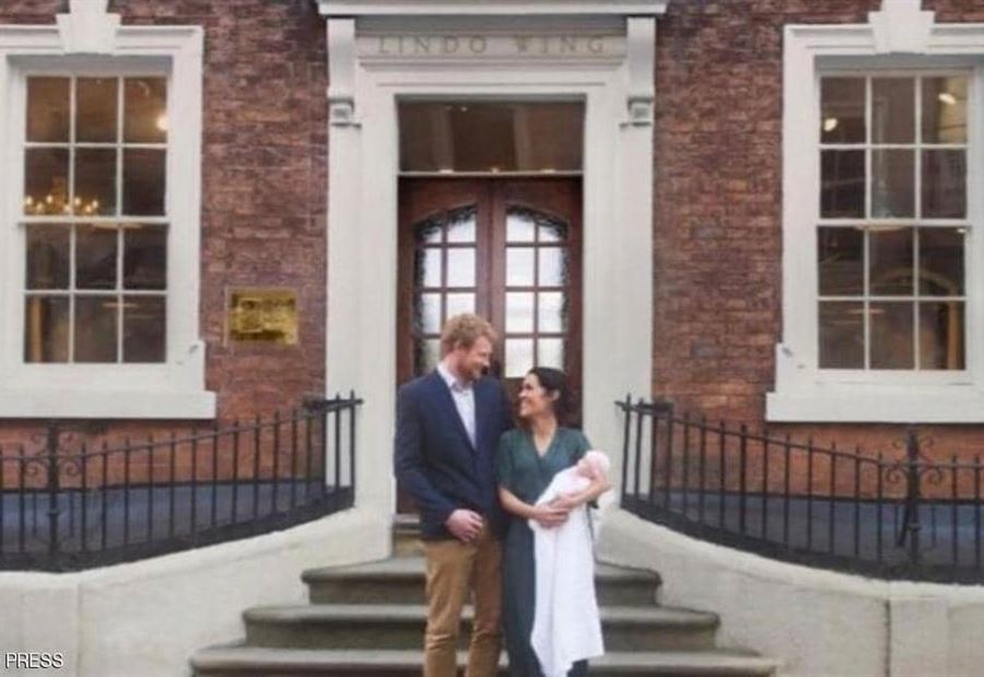 صورة "هاري وميغان ومولودتهما" خدعت البريطانيين صورة "هاري وميغان ومولودتهما" خدعت البريطانيين