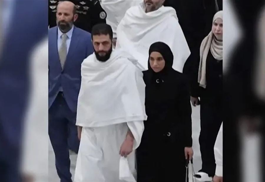 بالفيديو: الظهور الأول لزوجة الشرع بجانبه في مكة