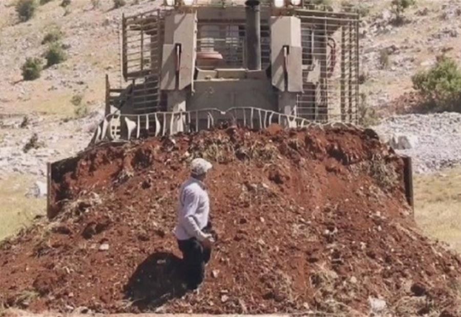 بعدما وقف بوجه الجرافة الإسرائيلية... زيارة لـ"حزب الله" الى منزله