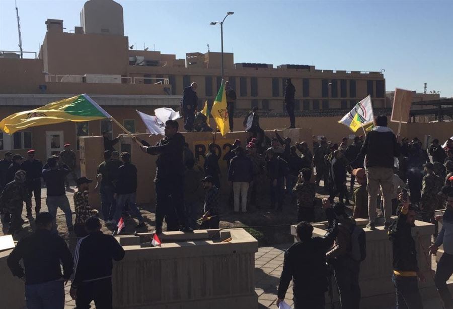 بالصور: محتجون يهاجمون السفارة الاميركية في بغداد