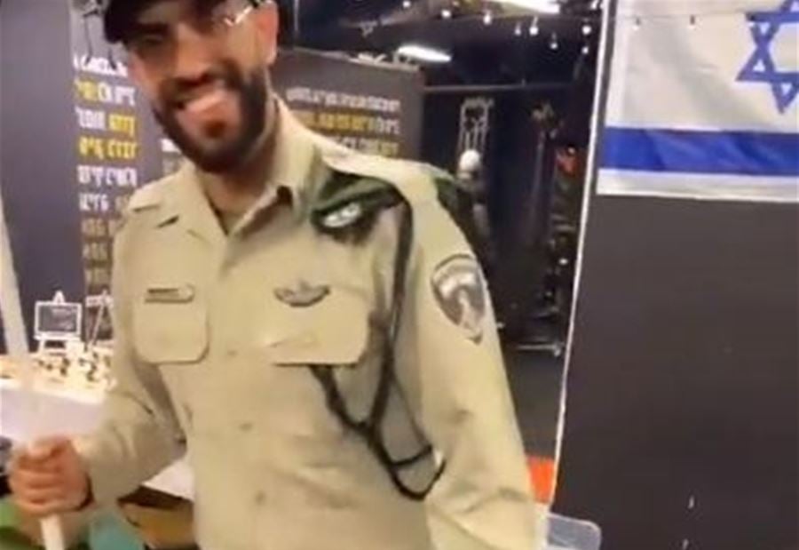 حارس إسرائيلي يدوس على علم السعودية! (فيديو) حارس إسرائيلي يدوس على علم السعودية! (فيديو)