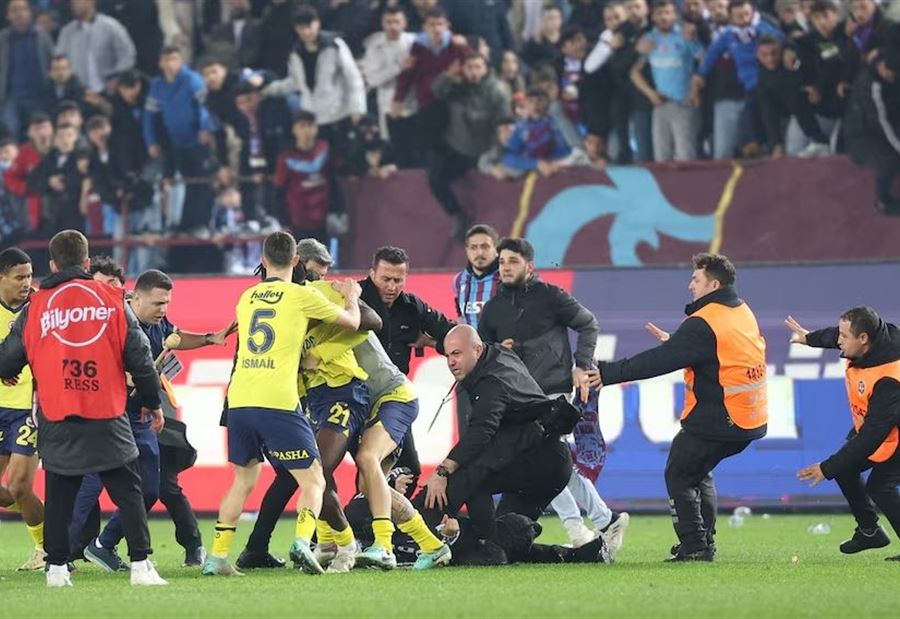 بعد الهجوم على لاعبيه... فنربخشه يفكر بالانسحاب من الدوري التركي!
