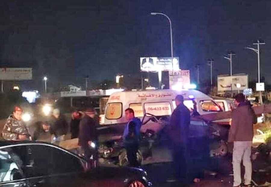 بالصورة.. انقلاب سيارة على أوتوستراد طرابلس