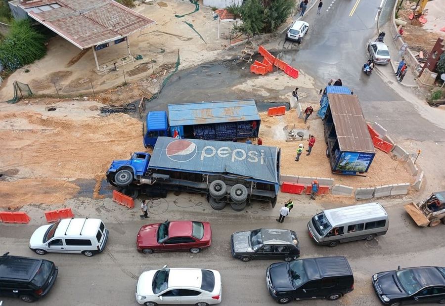 بالصور: انقلاب شاحنة على طريق كفرشيما