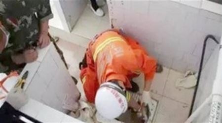 ولدت ابنها خلسة في الحمام...ورمته في مجرى الصرف الصحي!!