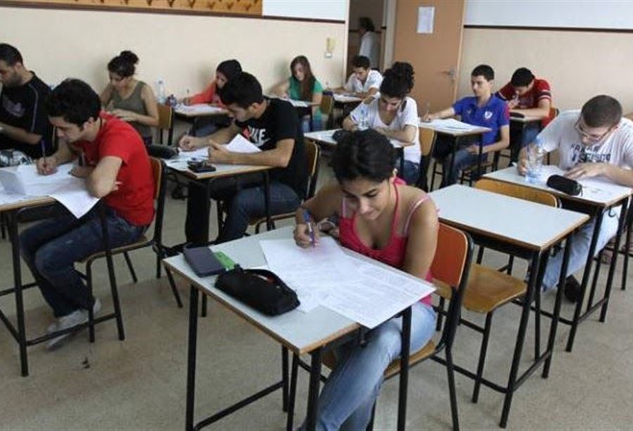 تسليمُ بطاقاتِ ترشيحِ الشهادات الرسمية في بعلبك-الهرمل