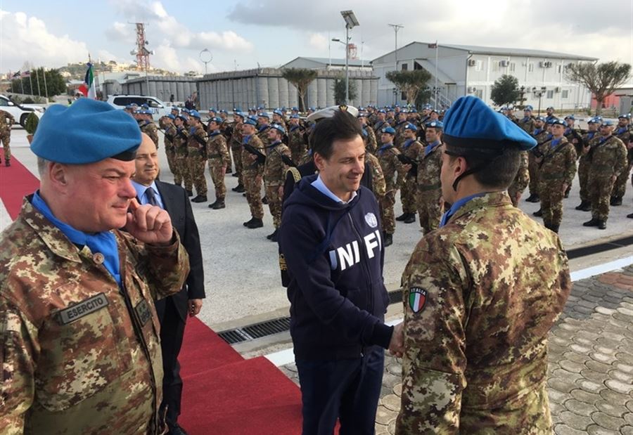بالصورة: رئيس حكومة إيطاليا متفقداً كتيبة بلاده في لبنان