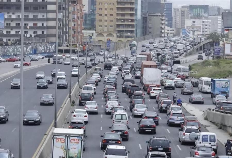 تصادم مروّع بين 4 مركبات على أوتوستراد الضبية!