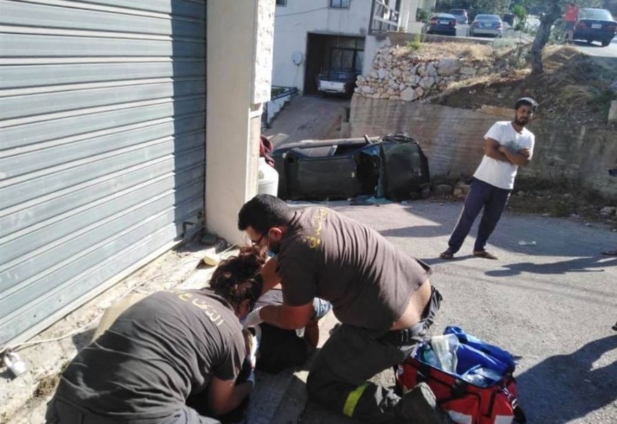 بالصور: جريحان اثر انقلاب سيارة في غرفين