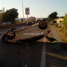 بالصورة: انقلاب سيارة على اوتوستراد جونية باتجاه جبيل بالصورة: انقلاب سيارة على اوتوستراد جونية باتجاه جبيل