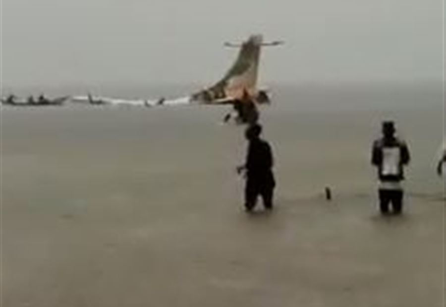 تحطّم طائرة تنزانية برحلة تجارية (فيديو)