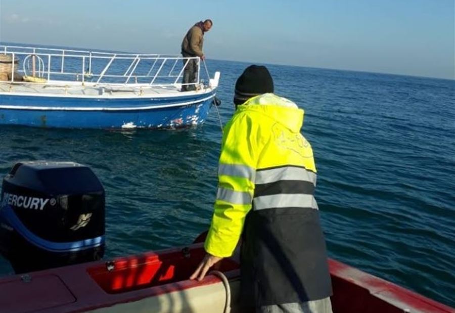 بالصور: سحب زورق للصيد في الناقورة بالصور: سحب زورق للصيد في الناقورة