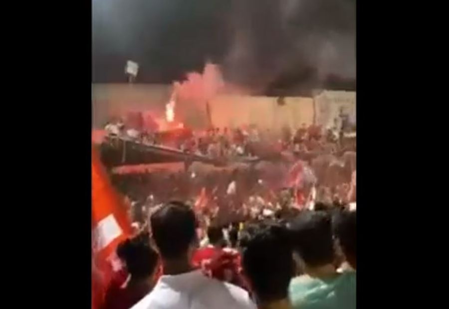 لحظة انهيار مدرجات بالمشجعين في ليبيا (فيديو)