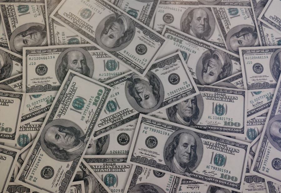راتبه يفوق الـ 3000 دولار أميركيٍّ... ويطلب رشوة!