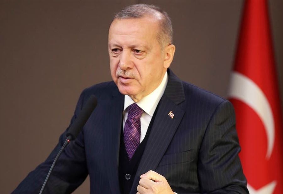 بالصورة: أردوغان يُقبِّل يد "ماسوني"... ومغردون يفنّدون