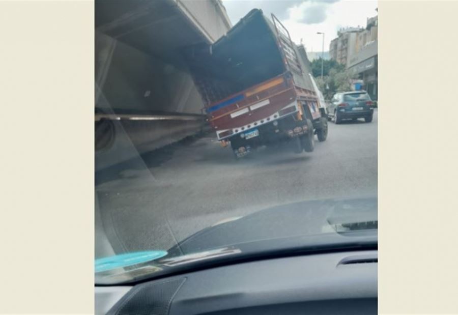 بالصورة: شاحنة تصطدم بجسر نهر الموت بالصورة: شاحنة تصطدم بجسر نهر الموت