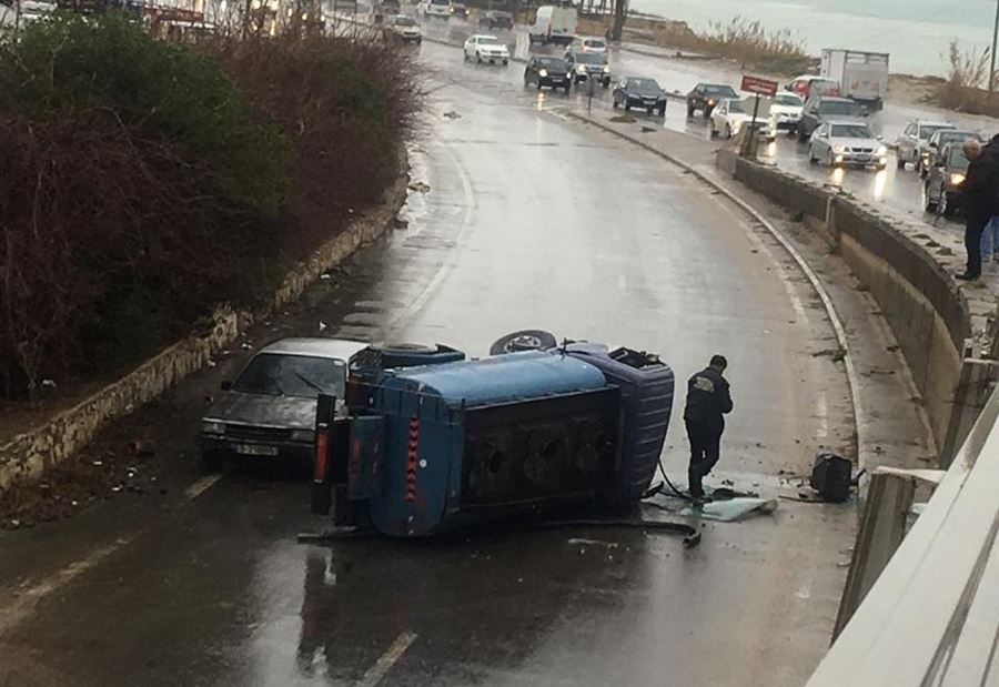 بالصورة: انقلاب شاحنة على طريق صيدا