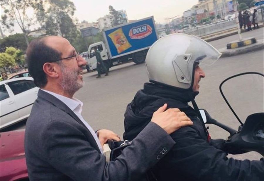 بالصورة: نائب على الدراجة النارية 