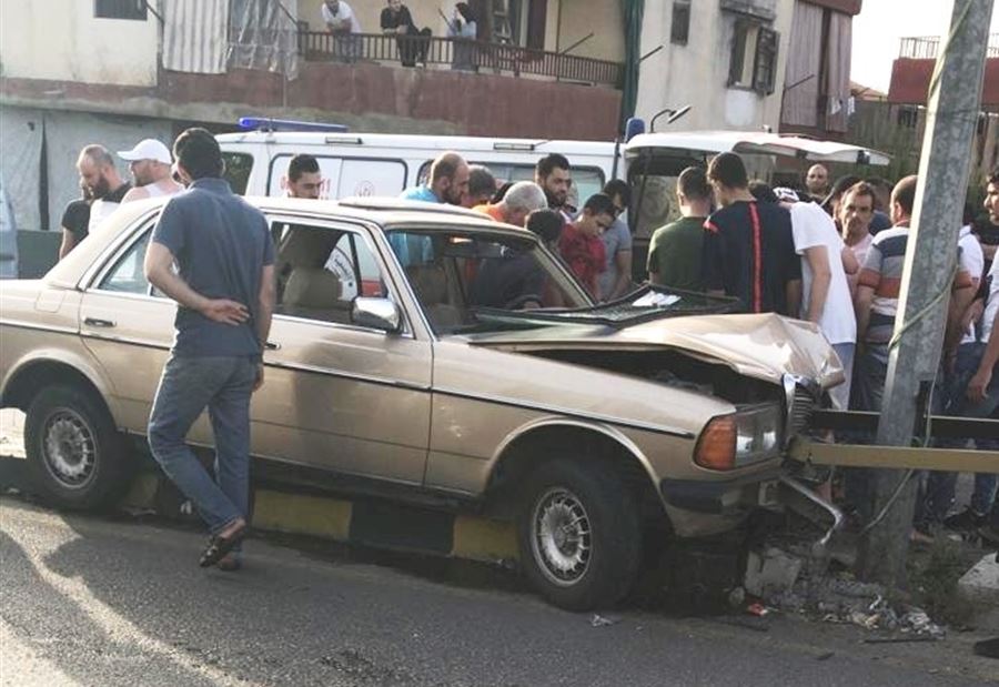 بالصورة: سيارة تصطدم بعمود وإصابة شخصين 