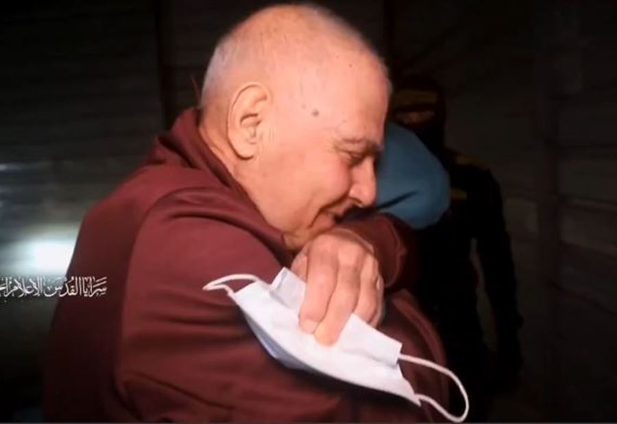 بالفيديو: الإجراءات النهائية لتسليم المحتجزتين الإسرائيليتين! بالفيديو: الإجراءات النهائية لتسليم المحتجزتين الإسرائيليتين!