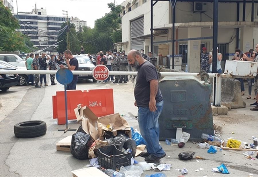 بالفيديو: إشكالٌ كبيرٌ أمام سرايا جونية.. وإصابة ضابط!