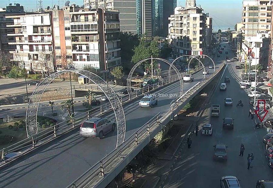 بالصور: سقوط سيارة عن جسر ساحة انطلياس
