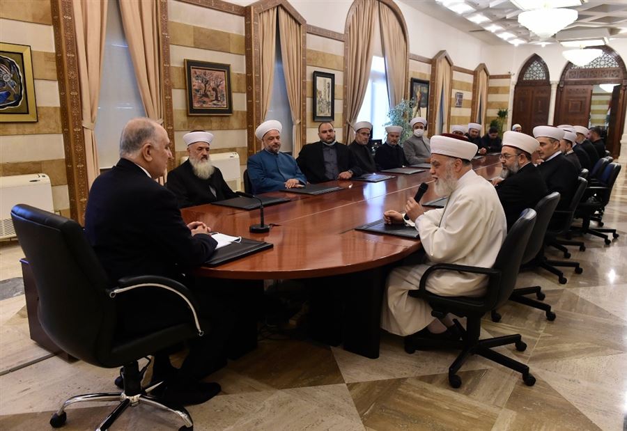 وزير الداخلية يَلتقي وفداً من علماء بيروت