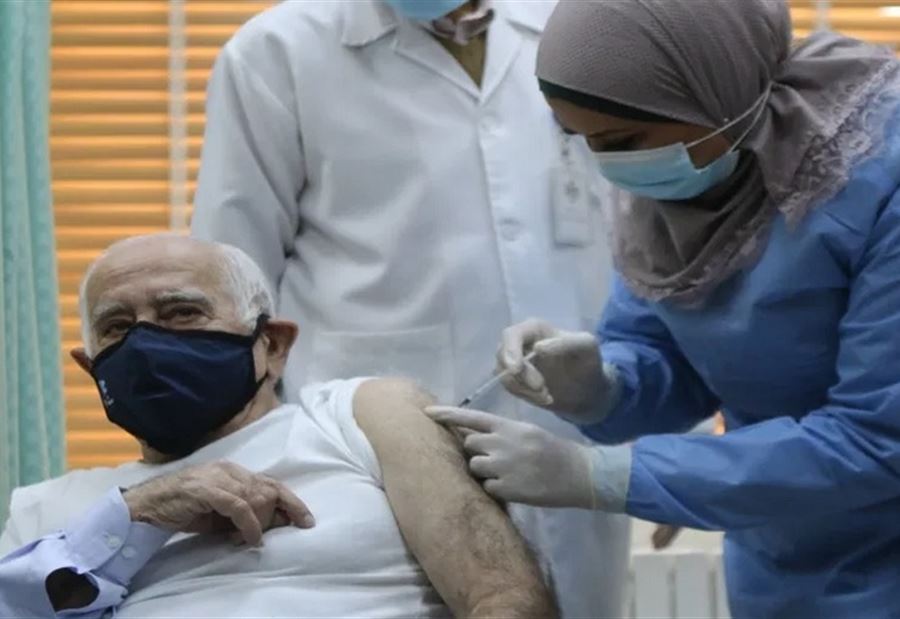 بالصور: أول أردني يتلقى لقاح "كورونا"