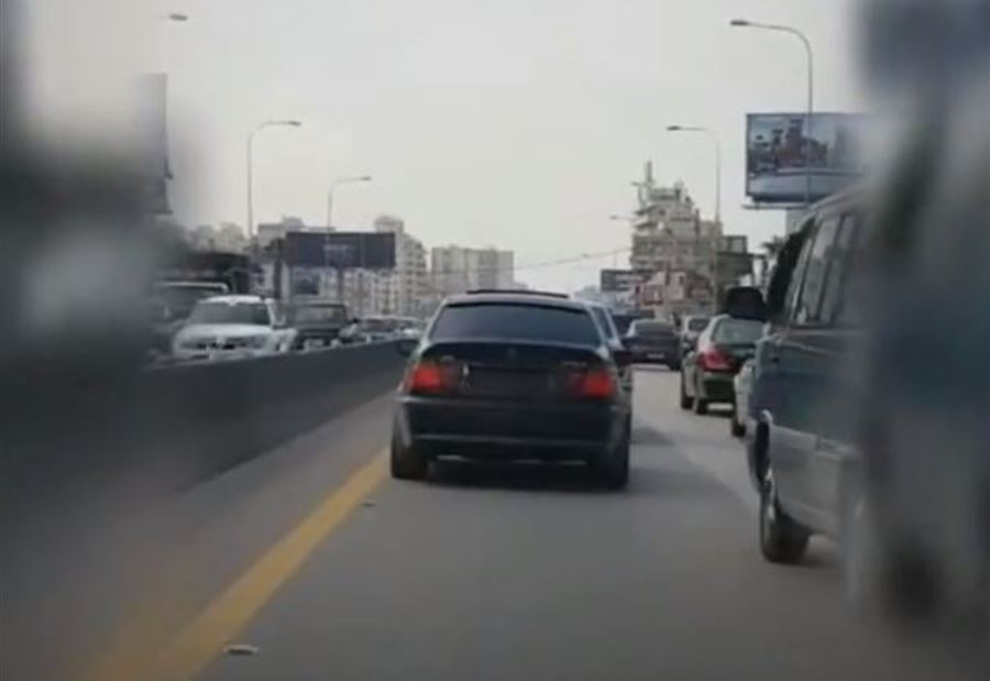 بالفيديو: يقود سيارة دون لوحات... هذا مصيره!