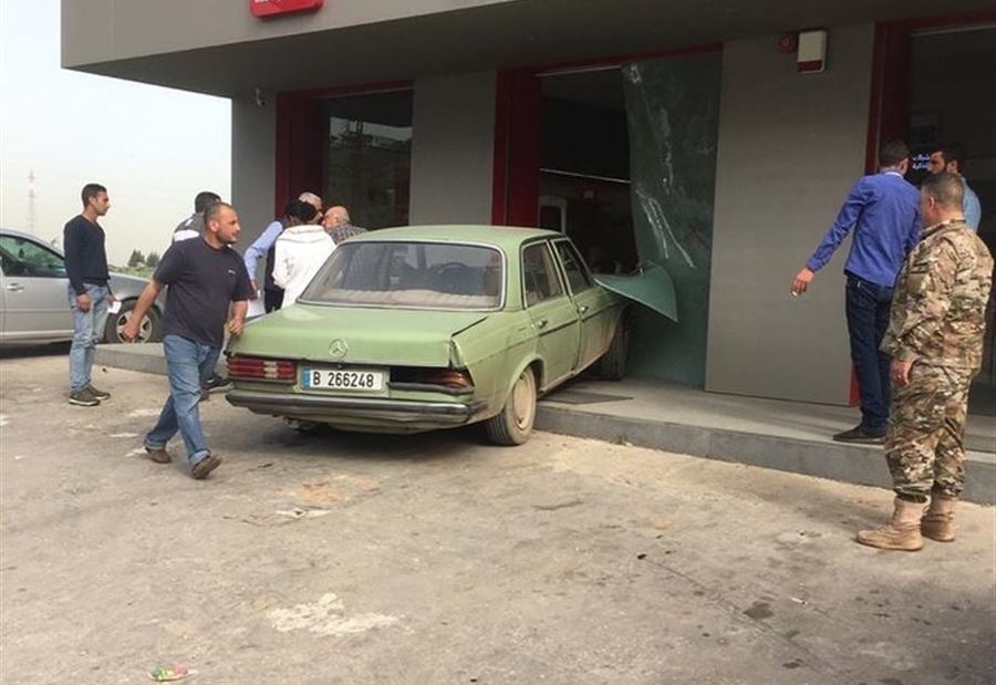 بالصورة: سيارة تقتحم  مدخل شركة ألفا في حلبا 
