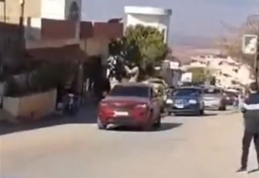 بالفيديو: لحظة إنزلاق سلاح في البقاع خلال تشييع أحد المواطنين!