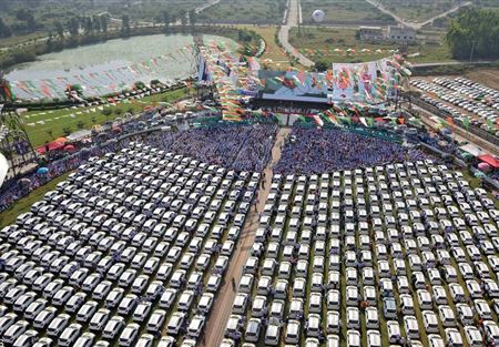 ملياردير هندي يوزع 600 سيارة على موظفيه ملياردير هندي يوزع 600 سيارة على موظفيه